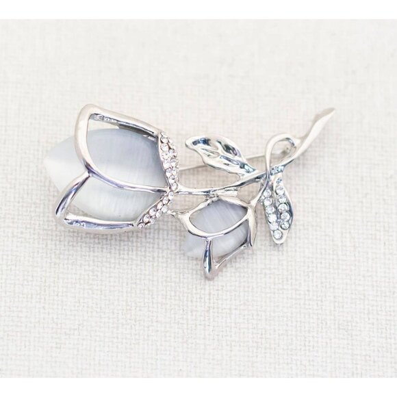 Vintage Chic Rose Brooch in Silver Tone - A13 - Picture 1 of 2